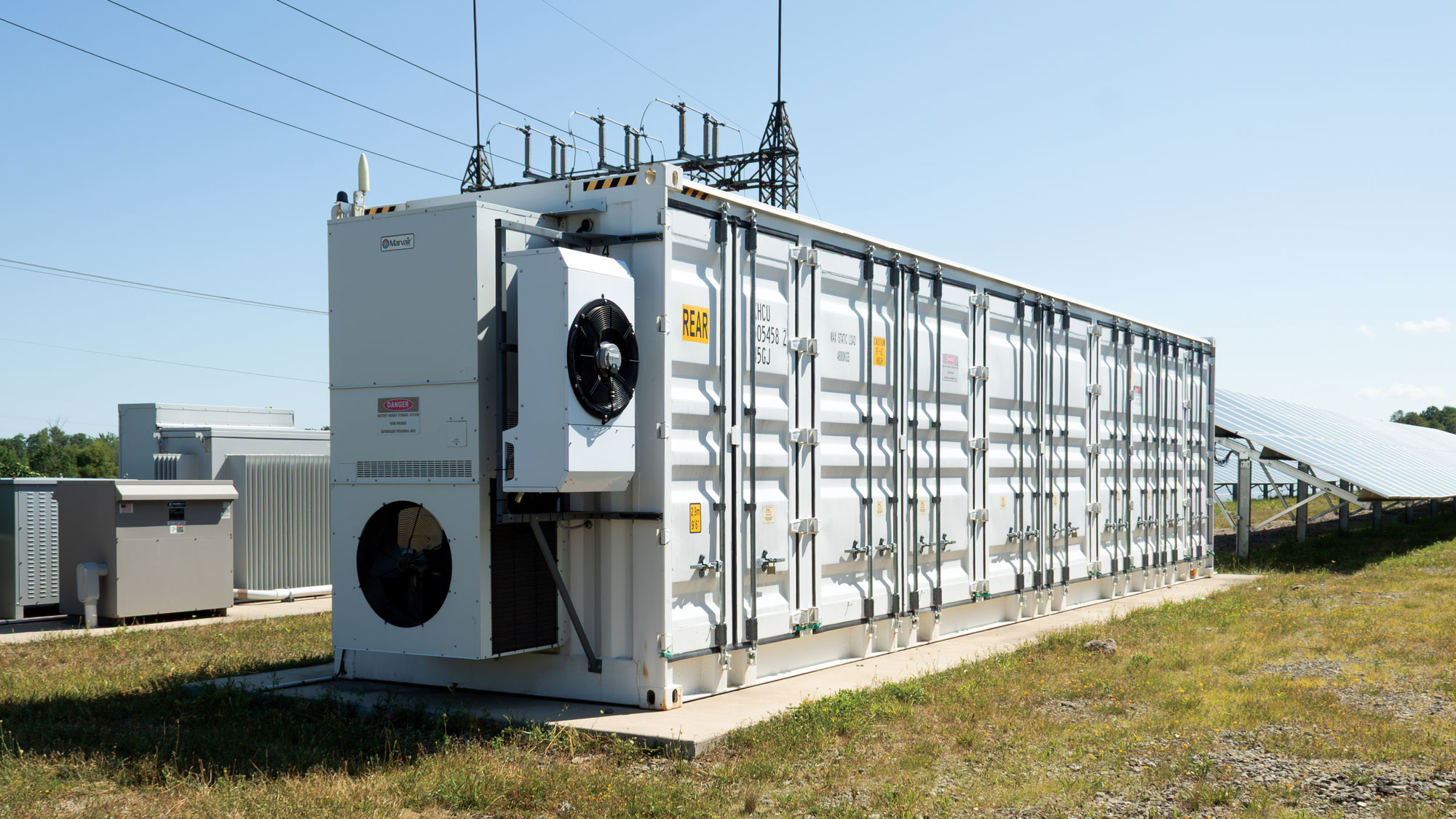 What are the benefits of combining commercial solar with battery storage?